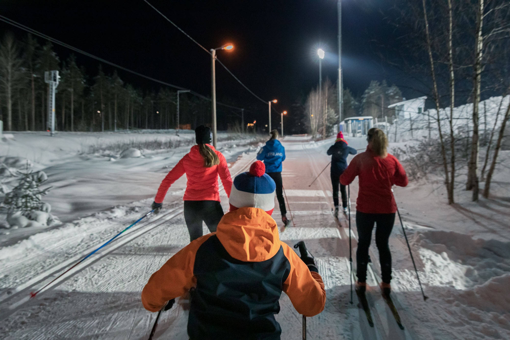 Skiers on the Kisapuisto ski trail.